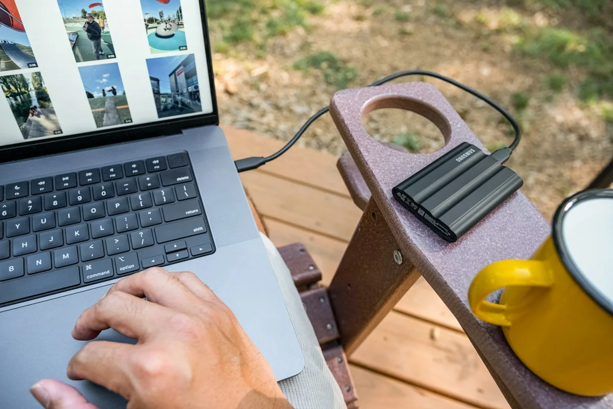 Ein externes Speicherlaufwerk ist per Kabel mit einem MacBook verbunden.