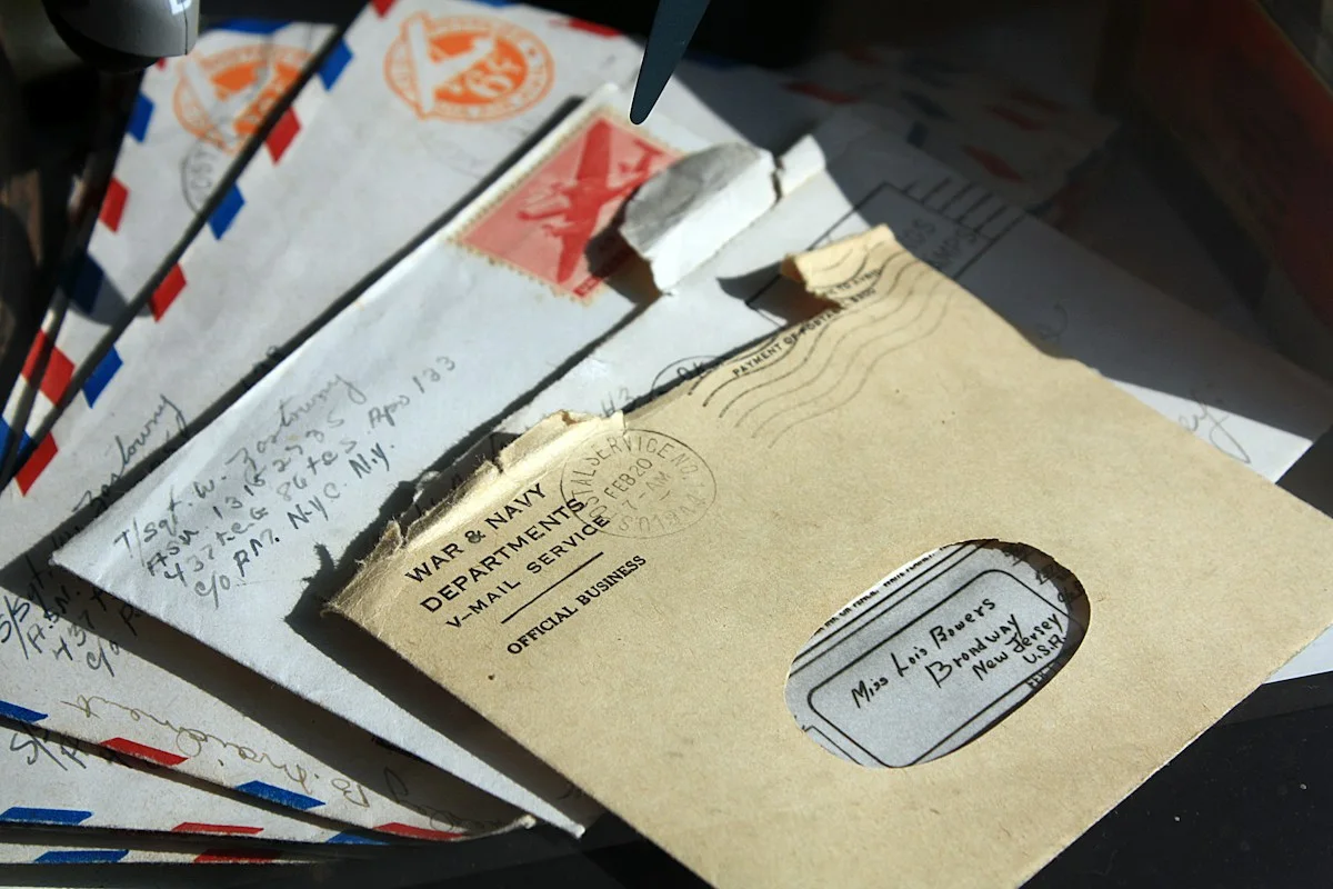 Geöffnete Briefumschläge – Symbolfoto zum Aufräumen des Postfachs