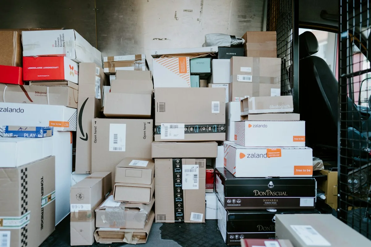 Pakete in einem Lieferfahrzeug – Symbolfoto zu gefälschten Paketnachrichten