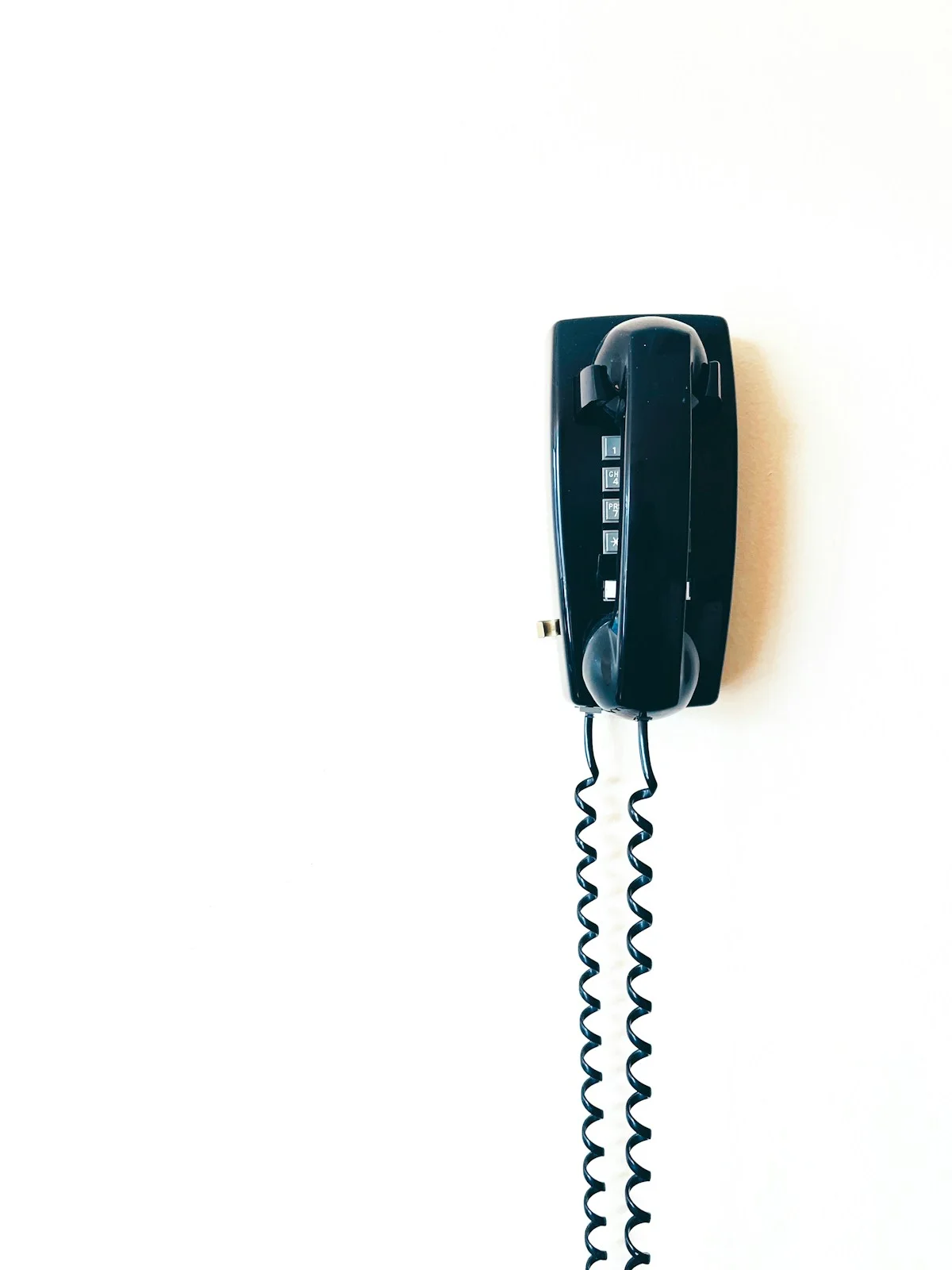 Schwarzes Telefon – Symbolfoto zu unerwarteten Supportanrufen