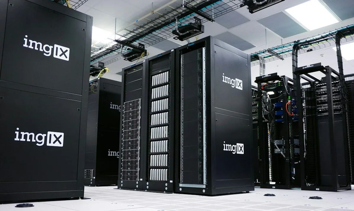 Serverracks in einem Rechenzentrum – Symbolfoto für Cloudspeicher