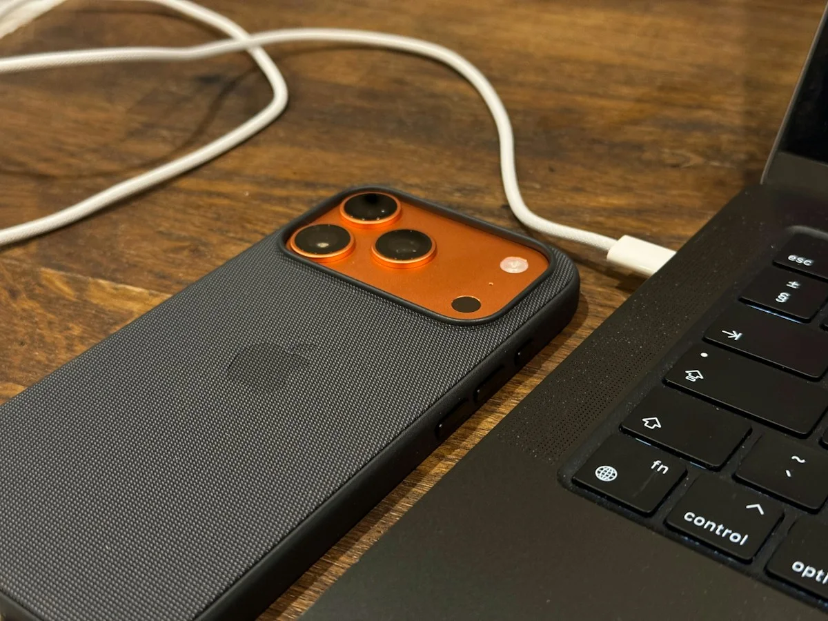 Smartphone über ein Kabel mit einem Laptop verbunden