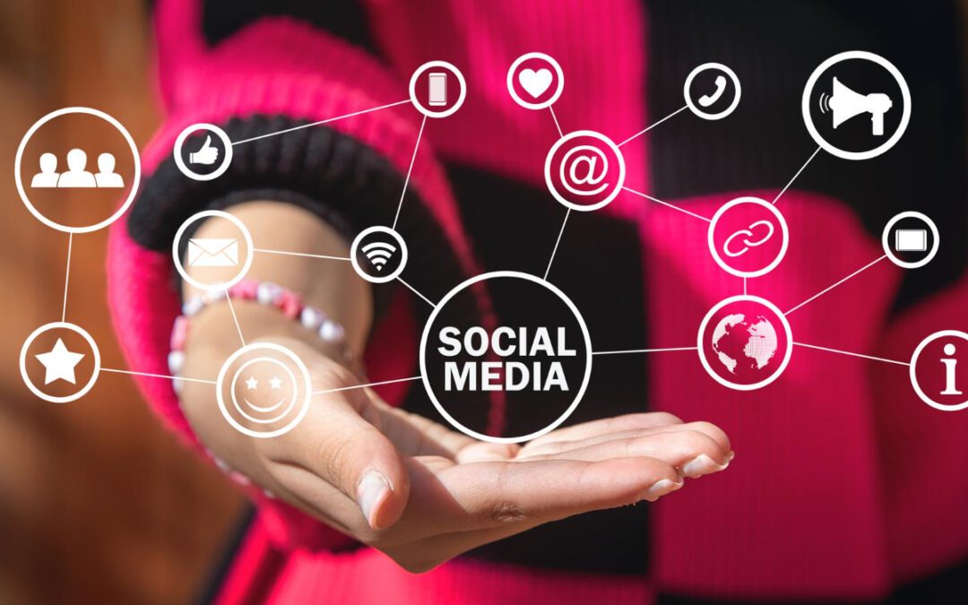 Social Media Buttons in einer Hand