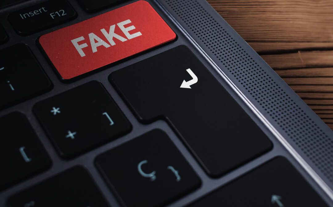 Microsoft Fake Anruf Taste auf der Tastatur mit dem Wort Fake