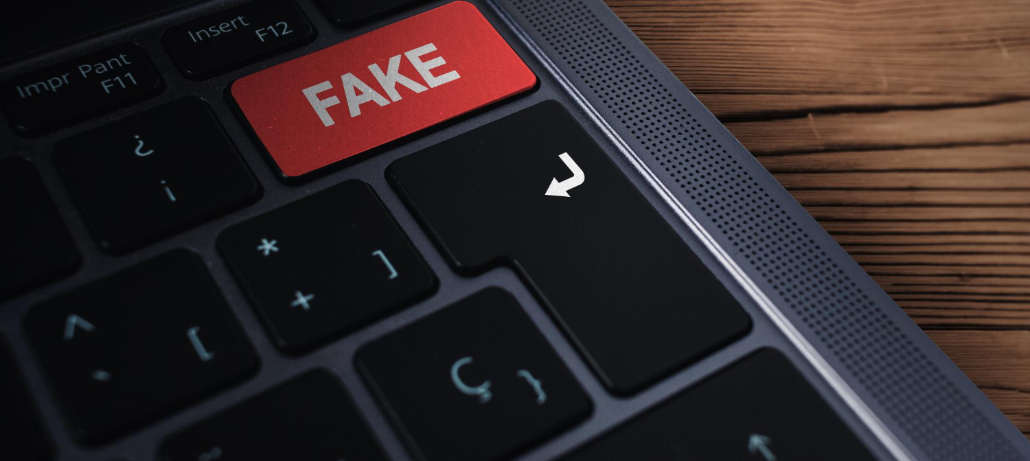 Microsoft Fake Anruf Taste auf der Tastatur mit dem Wort Fake