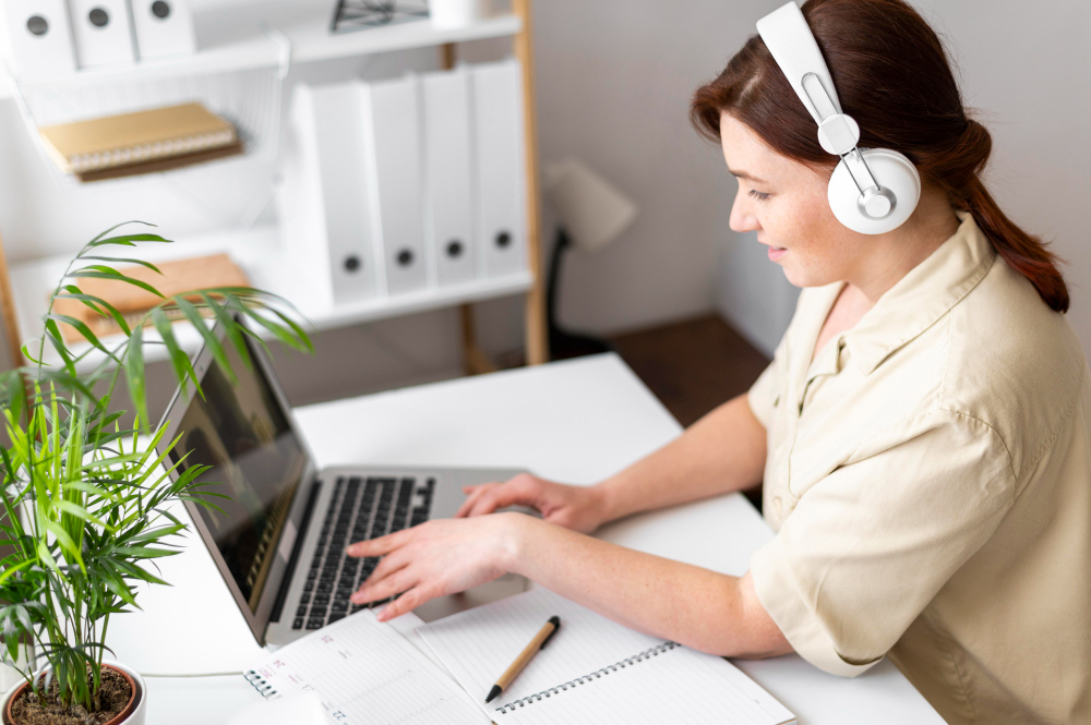 Kopfhörer im Homeoffice Frau am Laptop