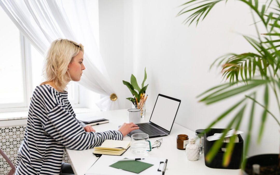 Frau die im Homeoffice am Laptop sitzt