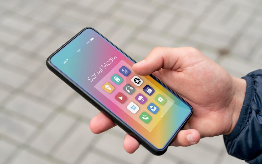 iOS 18 Apple Iphone Handy in einer Hand