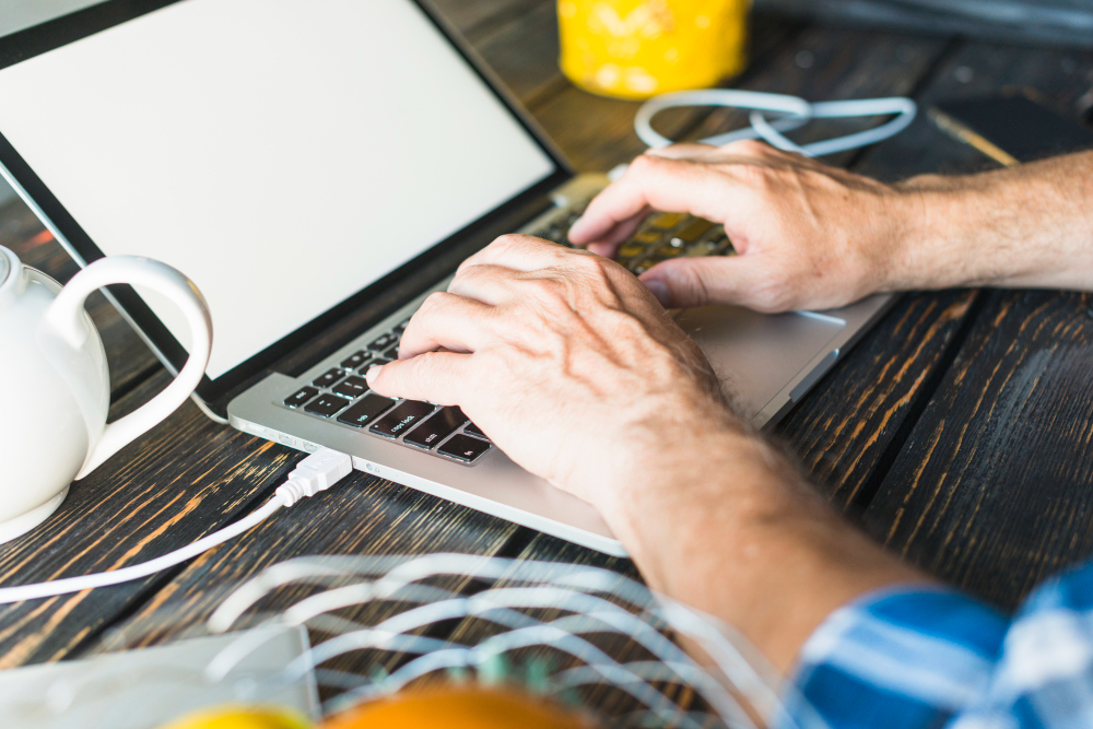 PC Hilfe München Mann der an einem Laptop arbeitet