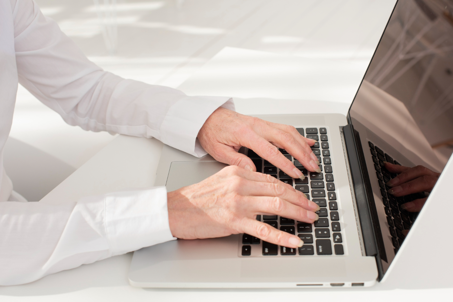 Daten löschen Frau mit ihren Händen auf einem Laptop