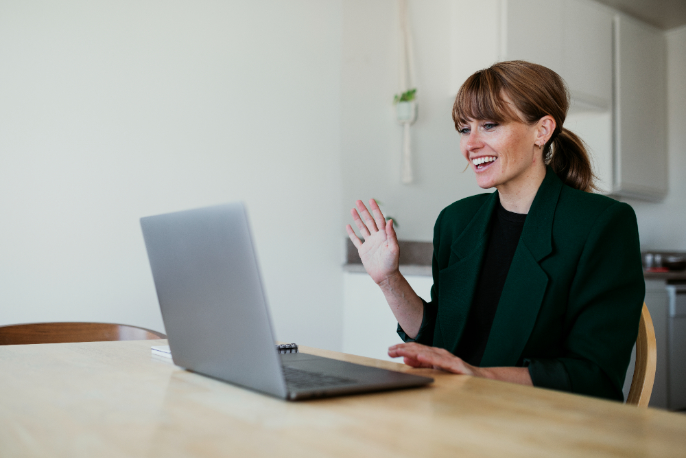 Frau am Laptop sitzend