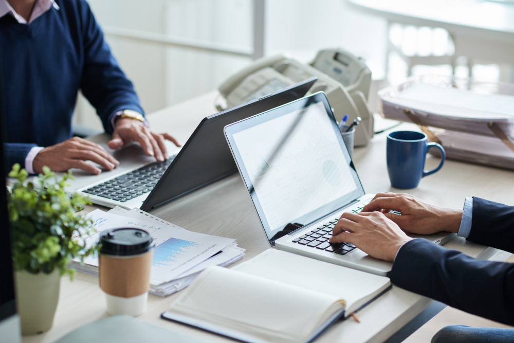 Office 365 Menschen sitzend am Laptop in einem Büro