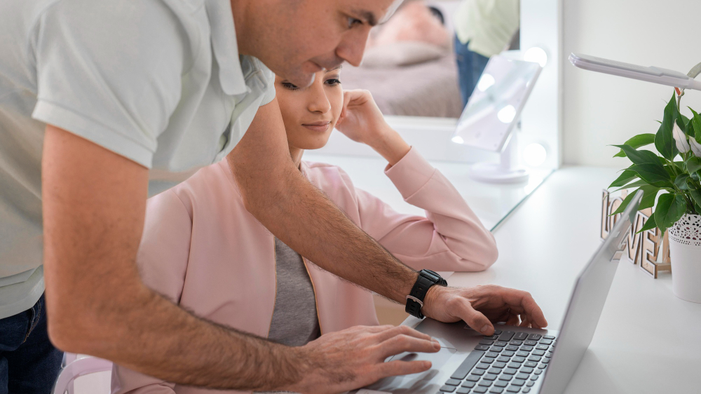 Technik für SeniorenMann hilft einer Frau am laptop