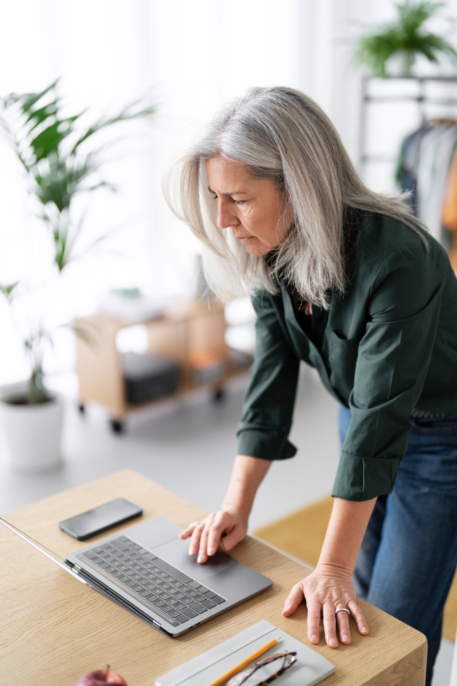 Technik für Senioren Frau hat Angst was falsch zu machen am Laptop