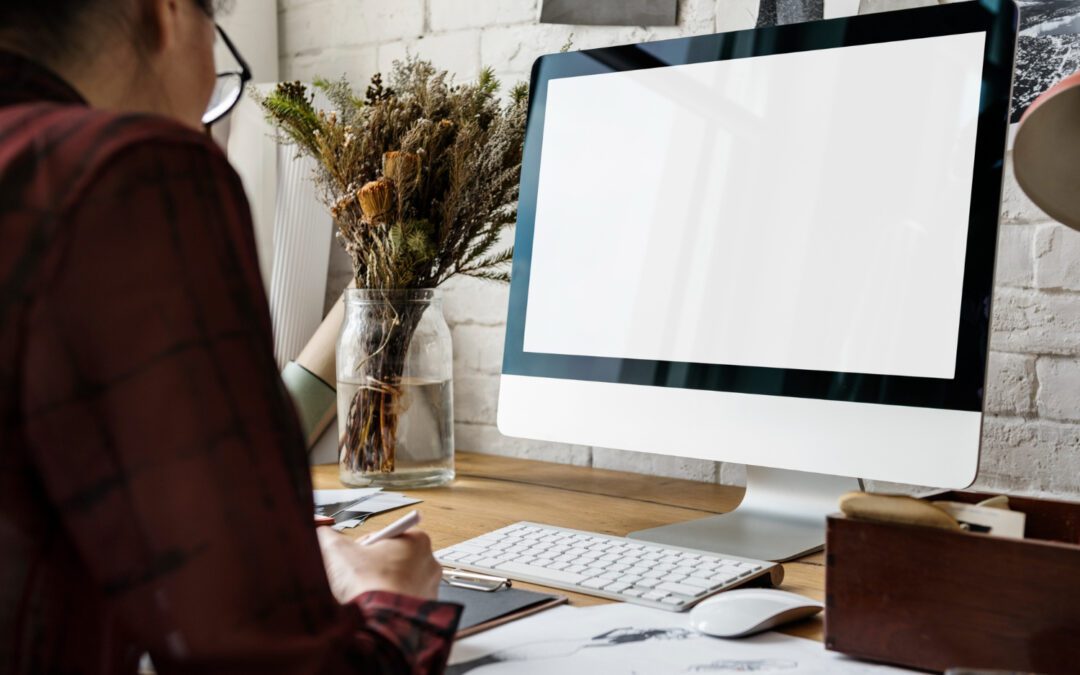 Person sitzend an einem Monitor