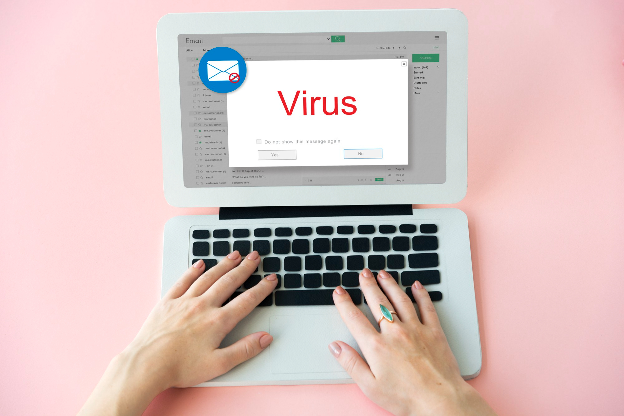 gehackt worden - ein Laptop auf dem das Wort Virus steht.