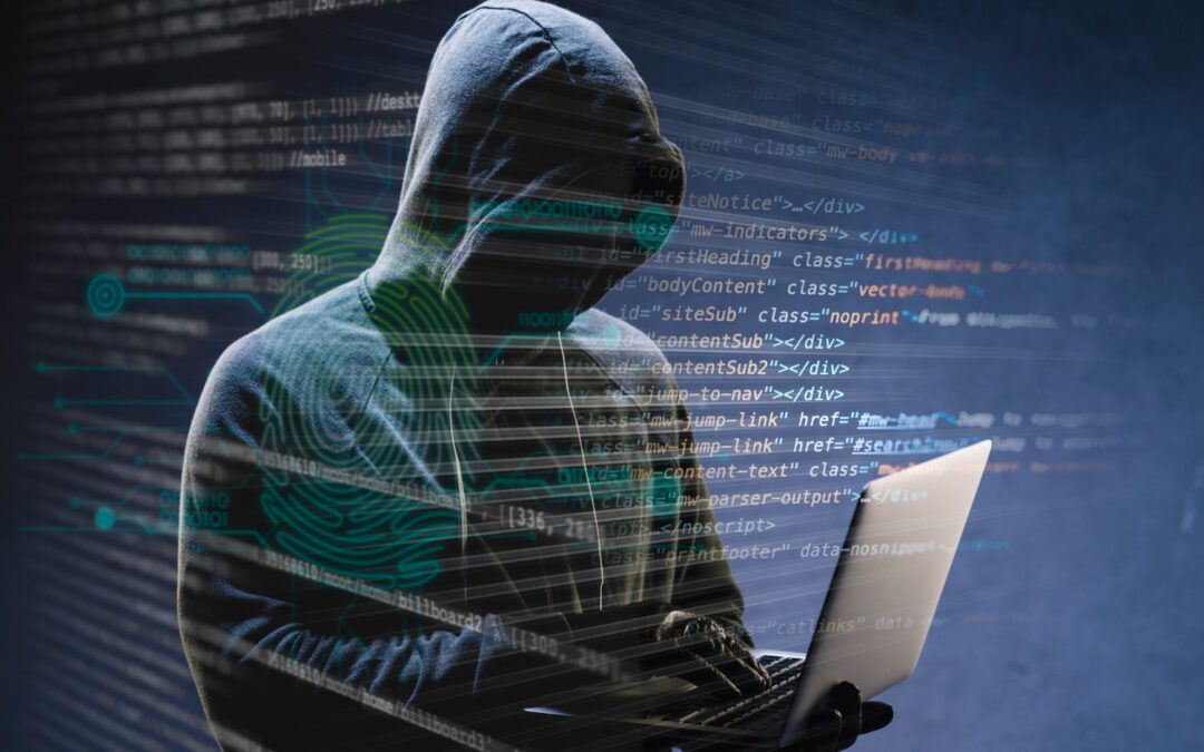 Gehackt worden ein schwarz bekleideter Mann hat einen Laptop in der Hand und man sieht im Hintergrund zahlen und einen Code